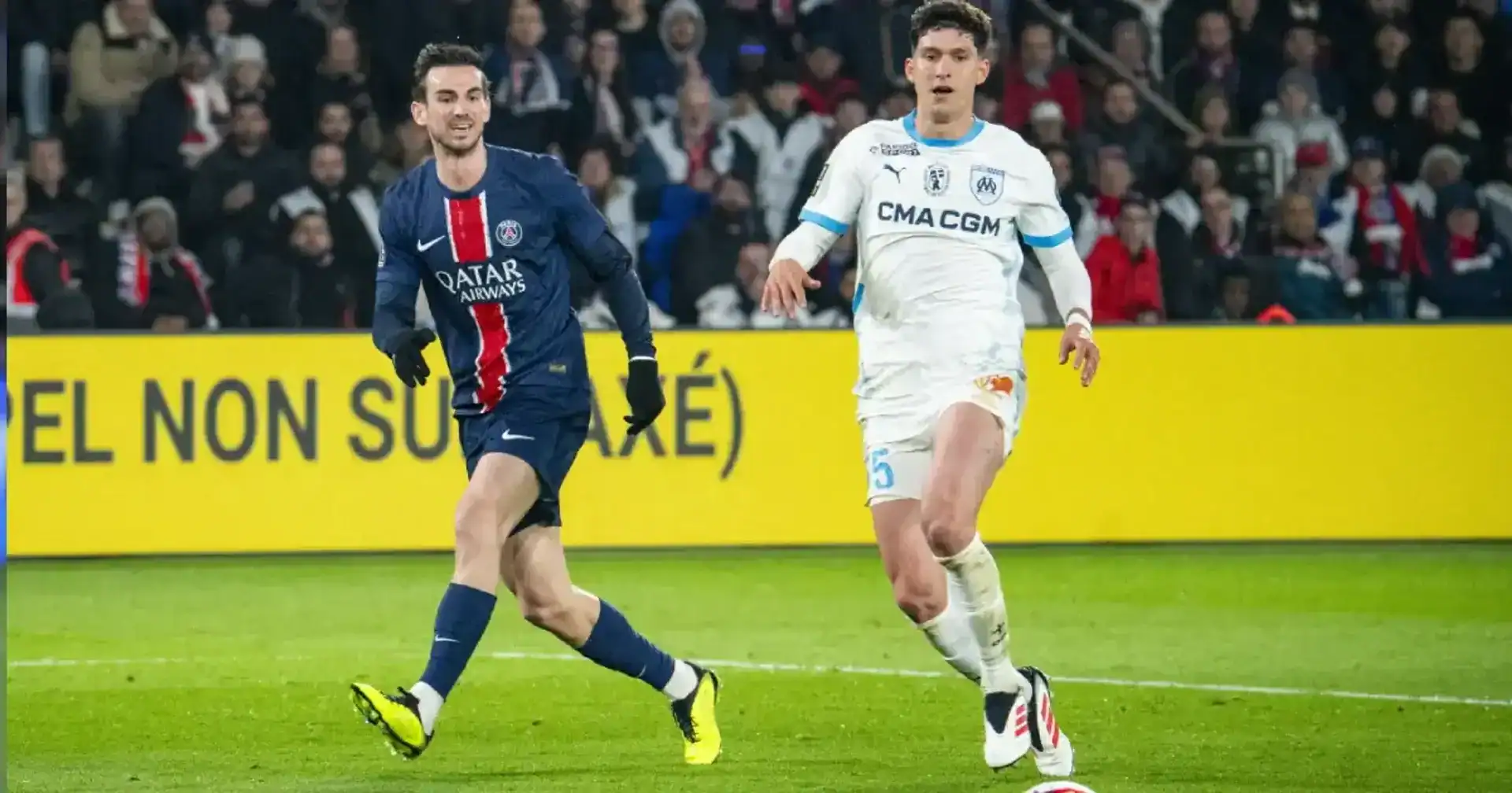 Officiel : ce qui change entre l’Algérie et la France Joueurs de football en action lors d'un match intense.