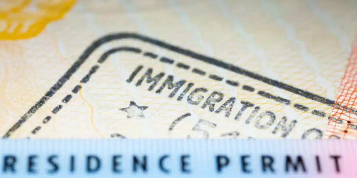Royaume-Uni : Nouvelle exigence pour le permis de séjour ! Permis de séjour britannique avec mention d'immigration.