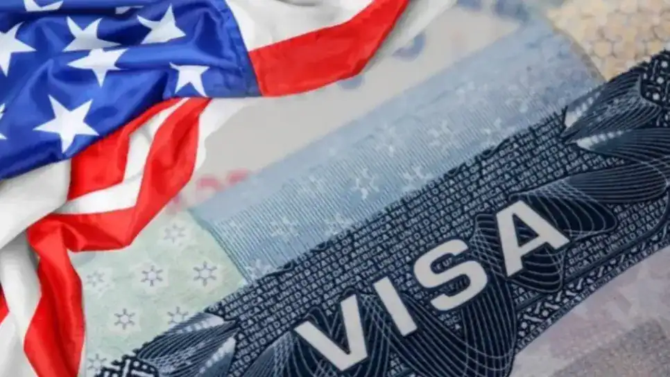 Drapeau américain et document de visa sur une table.