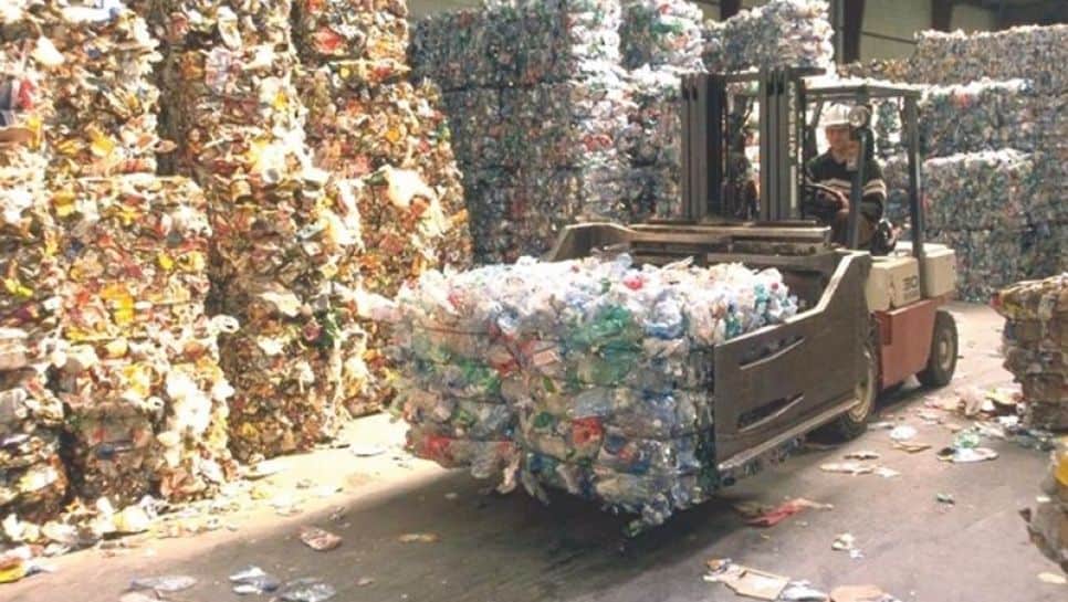 Algérie : chaque citoyen produit 1kg de déchets ! Camion de recyclage transportant des déchets plastiques.