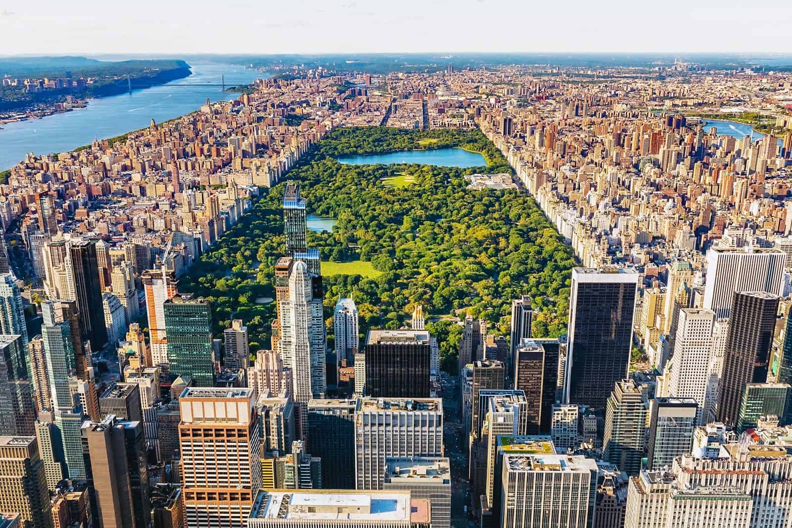 Vue aérienne de Central Park entouré de gratte-ciel à New York.