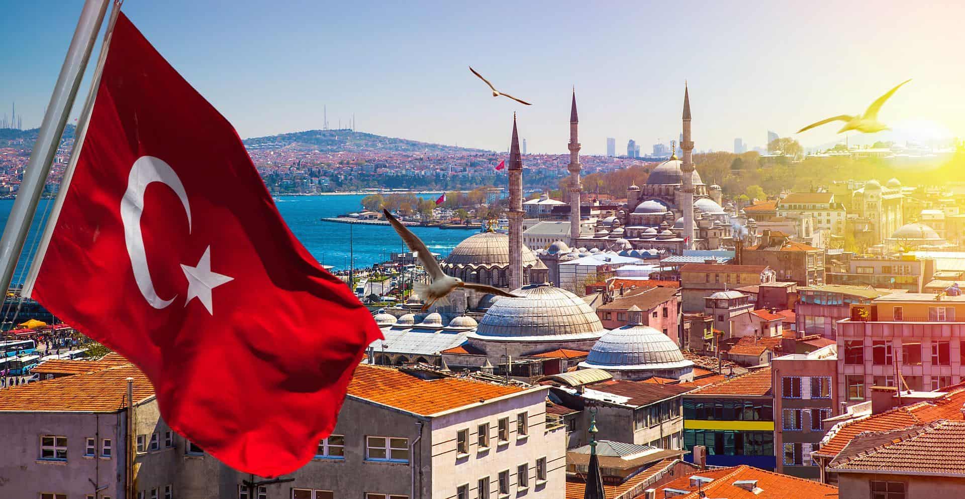 Ramadan 2026 : découvrez quels pays commencent en premier Drapeau turc flottant sur Istanbul avec mosquées et mer en arrière-plan.