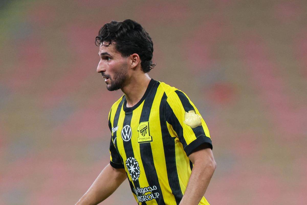 Le grand retour qui va changer le foot algérien Joueur de football algérien portant maillot jaune et noir en match.