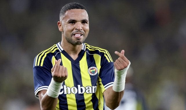 Folarin Balogun en maillot de Fenerbahçe, célébrant un but.