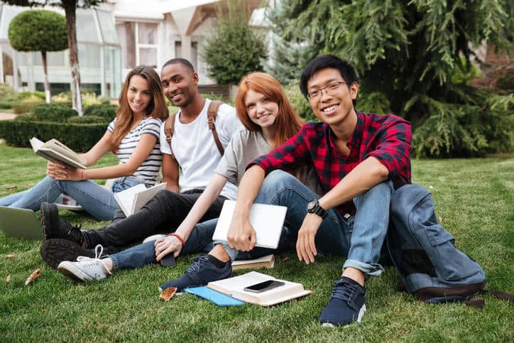 ASL Airlines : 10 % de réduction maintenue pour les étudiants Groupe d'étudiants internationaux assis dans un parc.