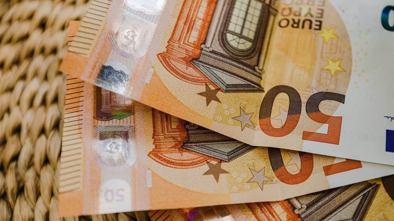 Euro en chute libre face au dinar : Découvrez pourquoi Billets de 50 euros et dinar algérien en gros plan.