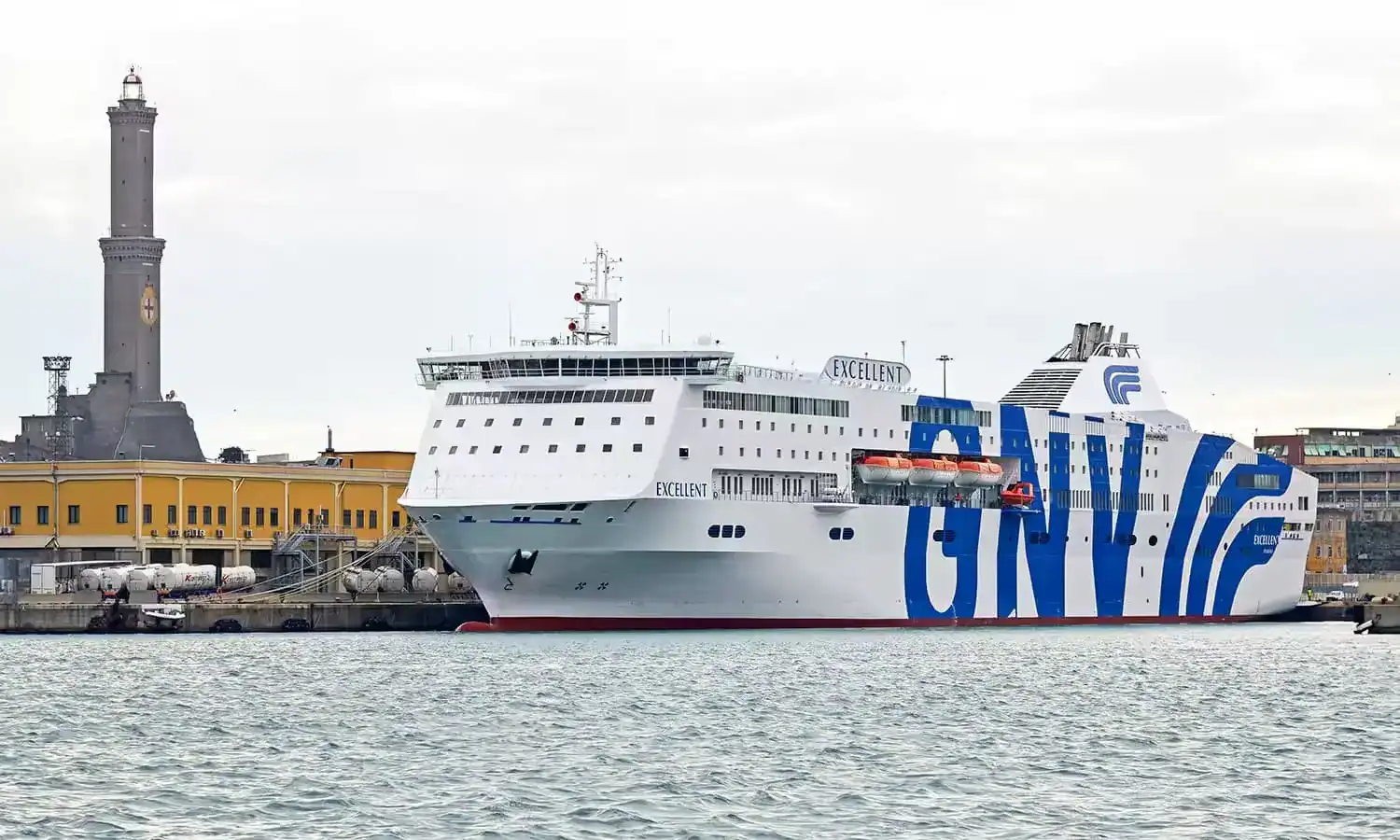 Ferry de croisière France-Algérie au port avec logo GNV.