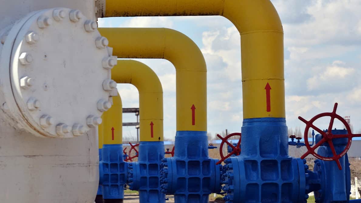 Réseau de pipelines de gaz naturel en Algérie avec vannes rouges.