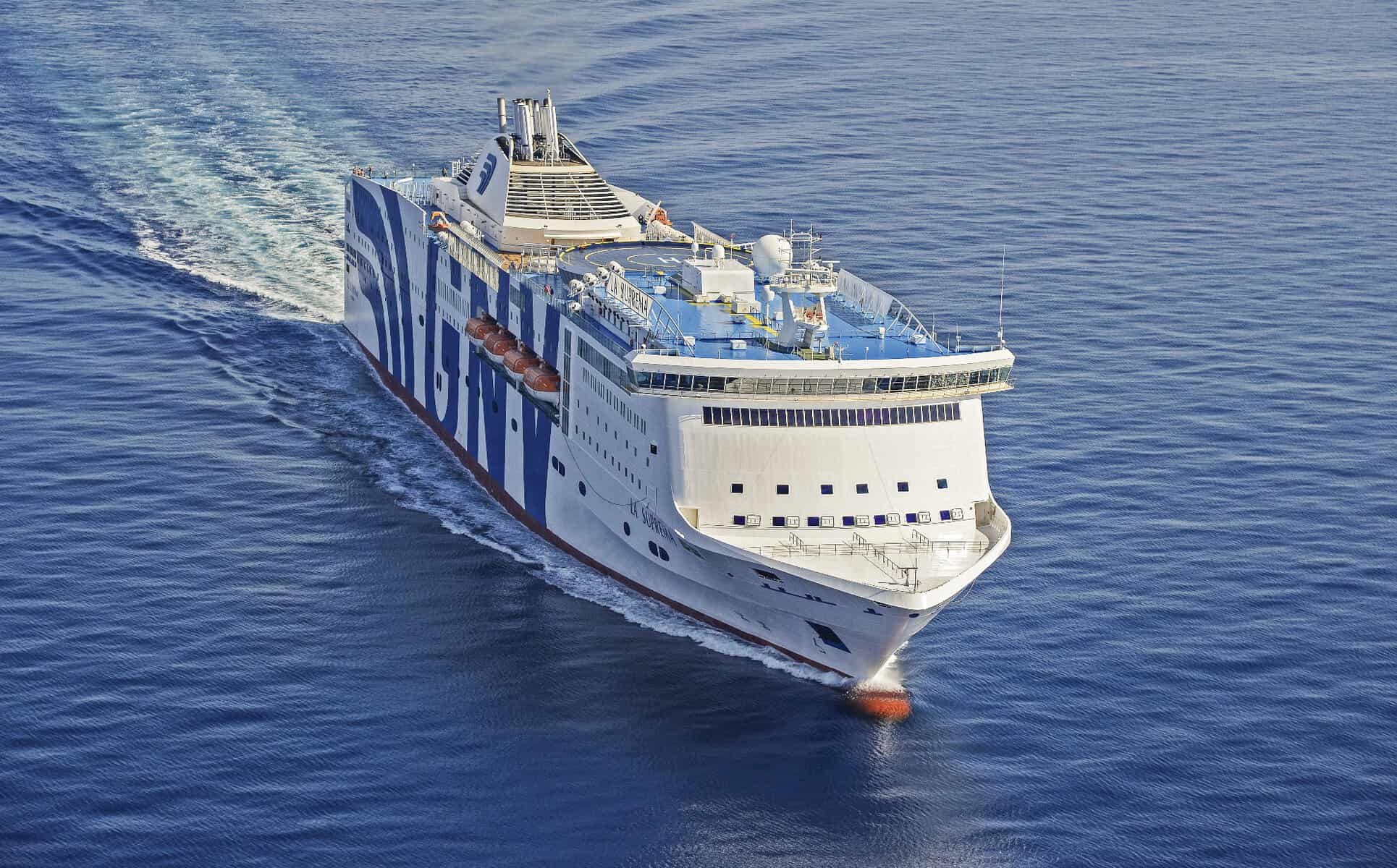 Ferry moderne traversant la mer entre la France et l'Algérie.