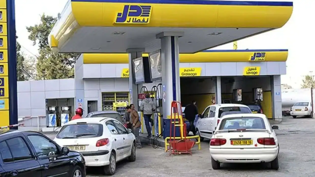 Voitures Naftal : plus de 200 000 livrées, voici les nouveautés Station-service avec plusieurs voitures en attente de carburant en Algérie.