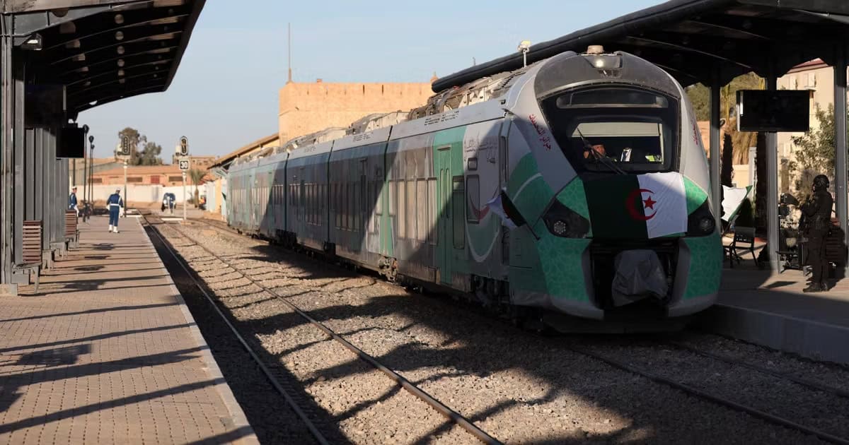 Algérie : grand tournant pour un projet ferroviaire à 2,6 Md$ Train de passagers moderne avec drapeau algérien.