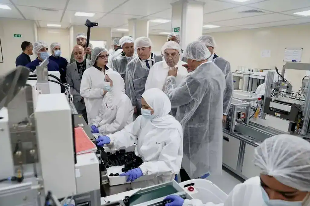 Personnel médical en laboratoire pharmaceutique en Algérie.