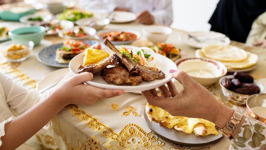 Diabète : l’équilibre et la discipline alimentaire Partage d'un plat de viande et de pain lors de l'Iftar Ramadan.