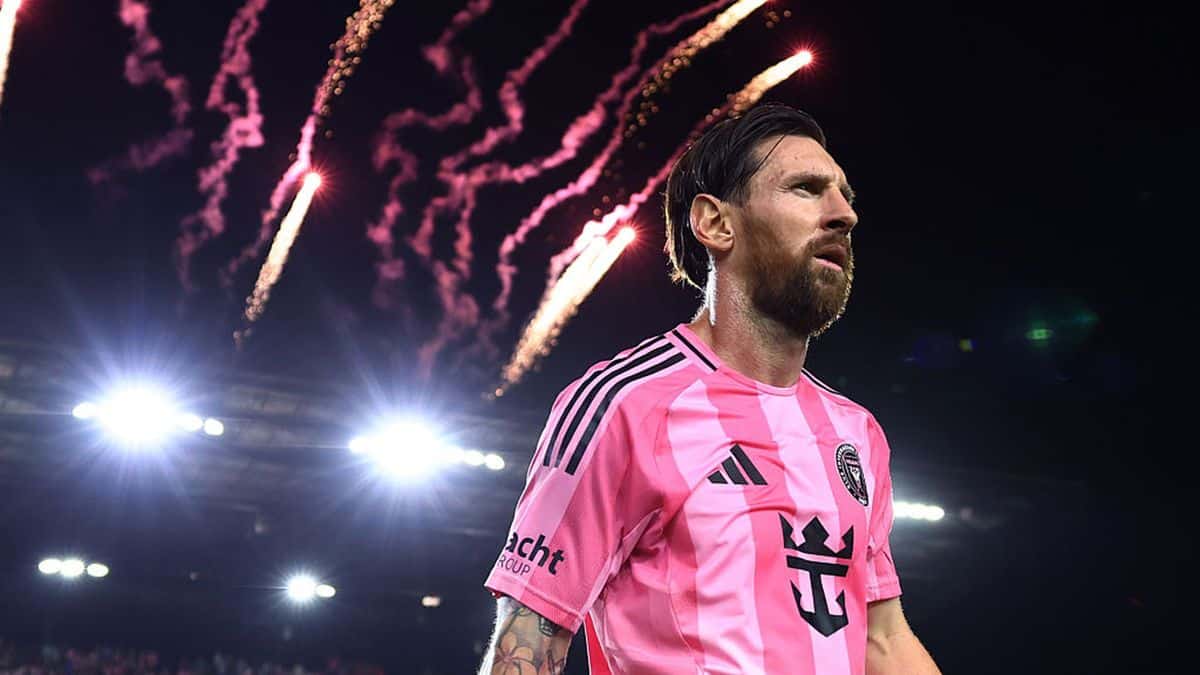Messi fragilise les plans de l’Argentine face à l’Algérie Lionel Messi en maillot rose, célébrant sous un ciel de feux d'artifice.