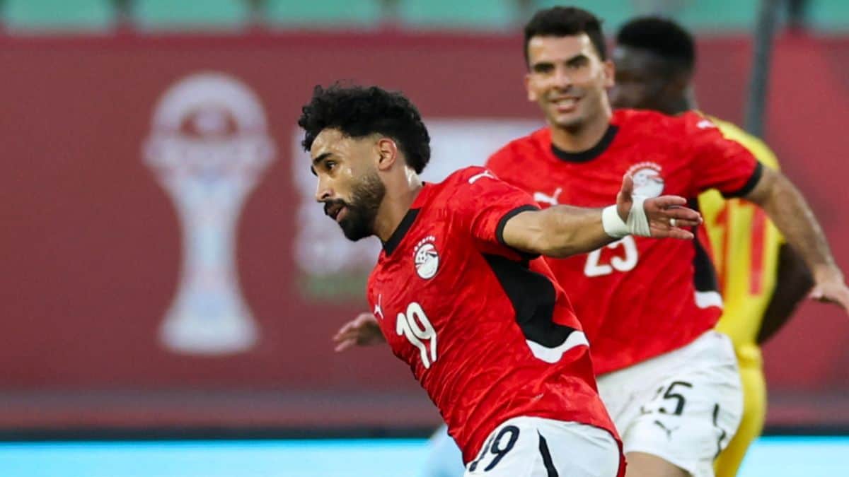 Découvrez le surprenant nouveau rang de l’Algérie Footballeur égyptien en action lors d'un match international.