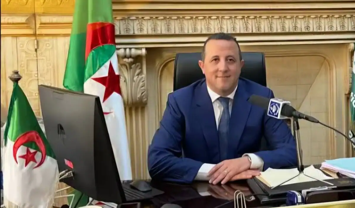 Découvrez Mohamed Lebbou, le nouveau chef de la Banque d’Algérie Mohamed Lebbou, nouveau chef de la Banque d'Algérie, lors d'une conférence officielle.