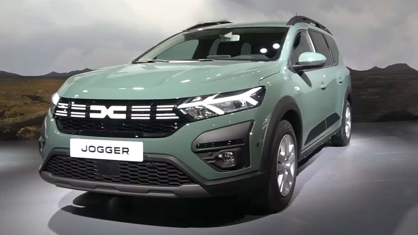 Nouveau SUV Jogger vert présenté lors d'un salon automobile.