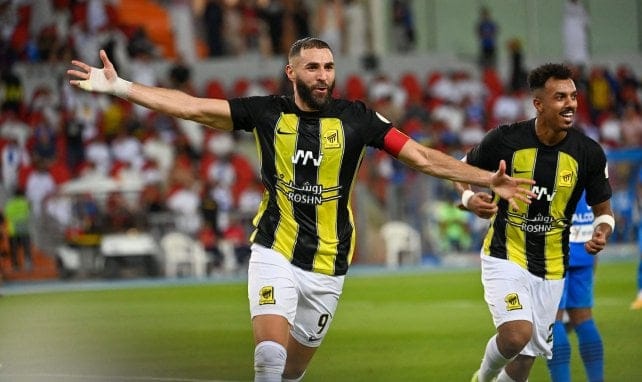 Le remplaçant surprise de Benzema crée la polémique Footballeurs en action lors d'un match, célébration de victoire.