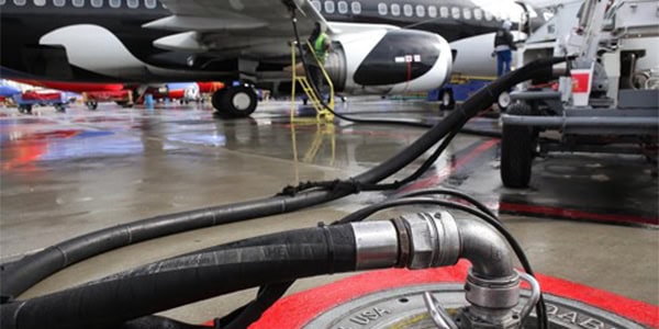 Réservoir de kérosène d'avion prêt pour le ravitaillement.