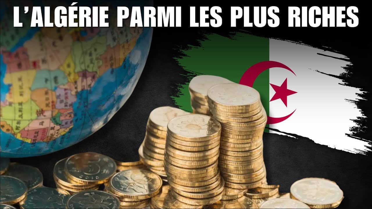 Classement 2026 : l’Algérie parmi les tops en or et devises ? Coins d'or empilés avec drapeau algérien en arrière-plan.