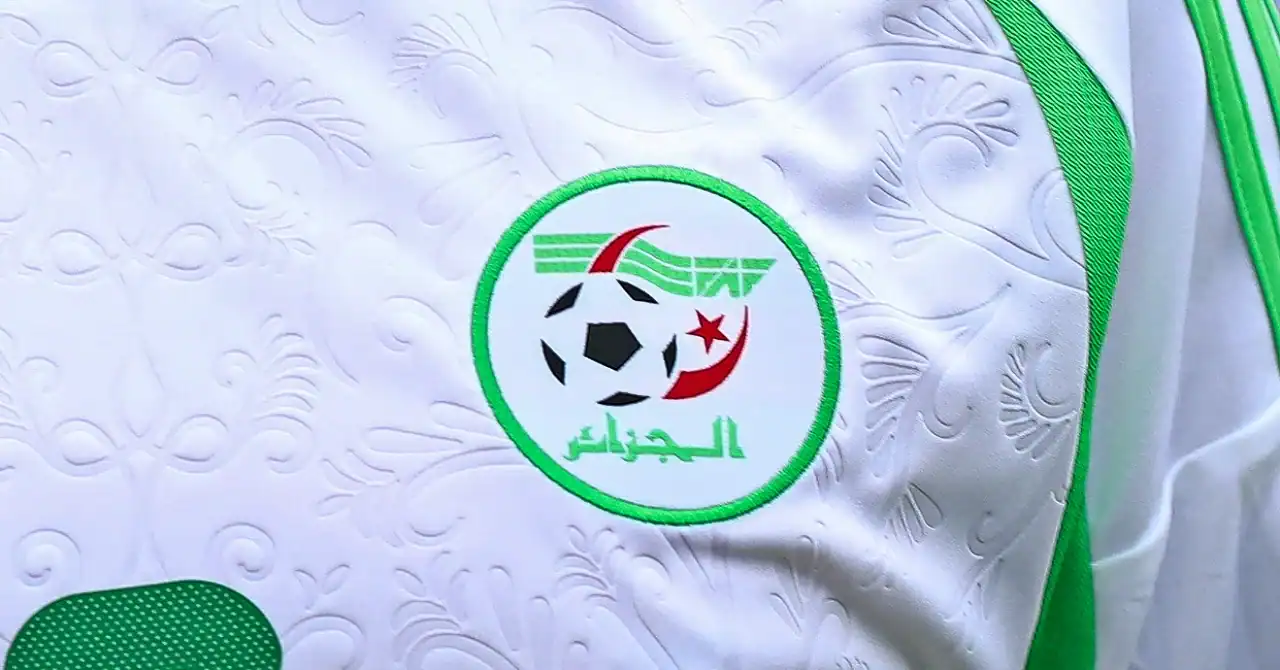 Logo de la FAF avec ballon de football et étoiles rouges.