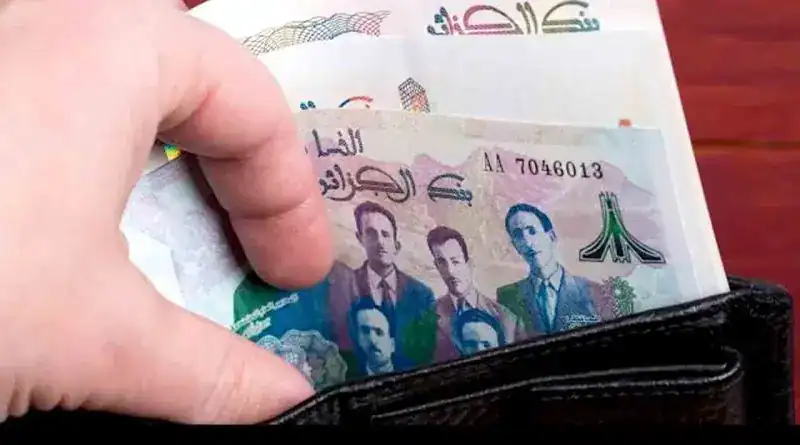 Billet de 2000 dinars algériens dans un portefeuille.