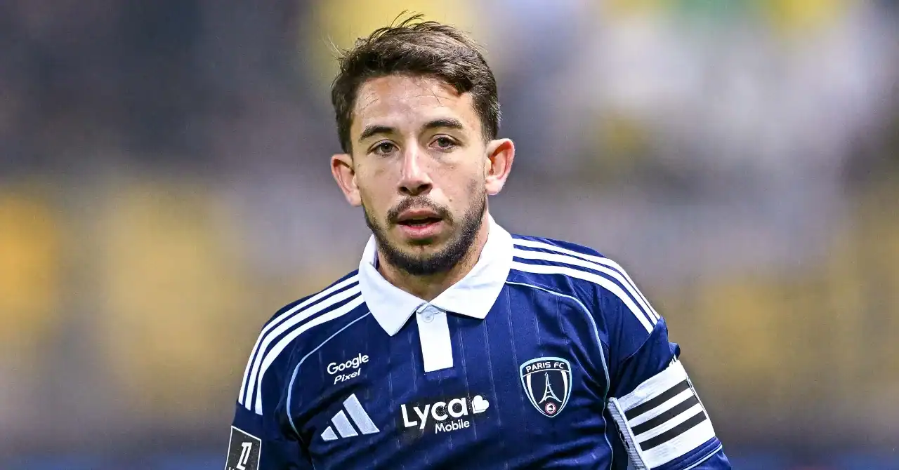 Maxime Lopez écarte l’Algérie : sa décision choc révélée Maxime Lopez portant le maillot de l'AS Saint-Étienne lors d'un match.