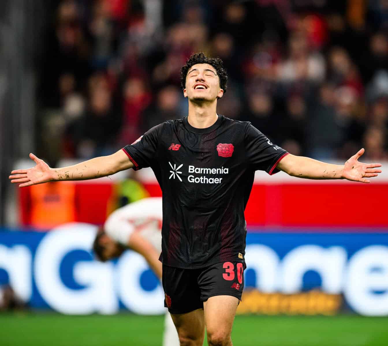 Changement de look de Maza : l’Allemagne sous le choc Maza célèbre sa victoire lors d'un match de football en Allemagne.