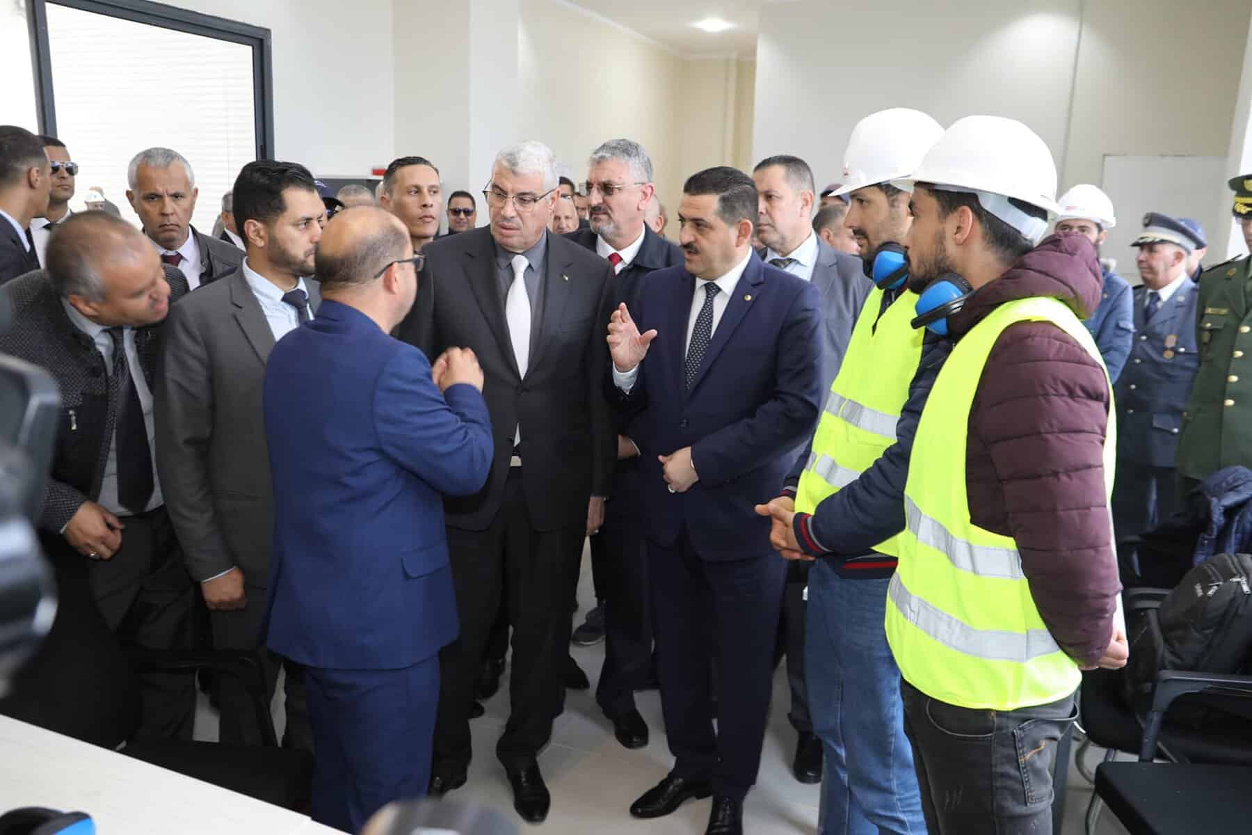 Ministres et ingénieurs discutant de la panne de dessalement à Oran.