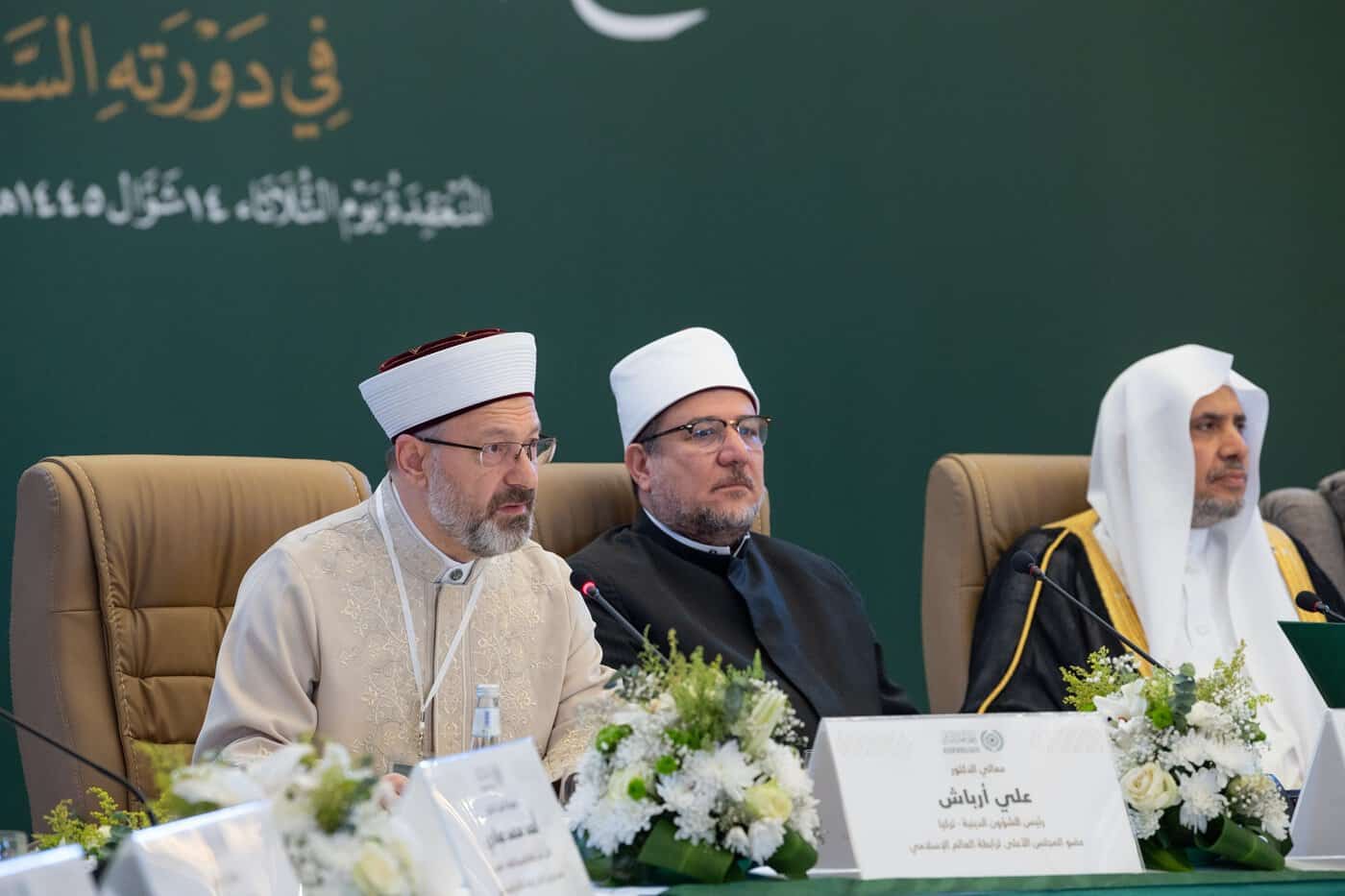 Ramadan 2026 : découvrez quels pays commencent en premier Hommes en tenue traditionnelle lors d'une conférence sur le Ramadan.