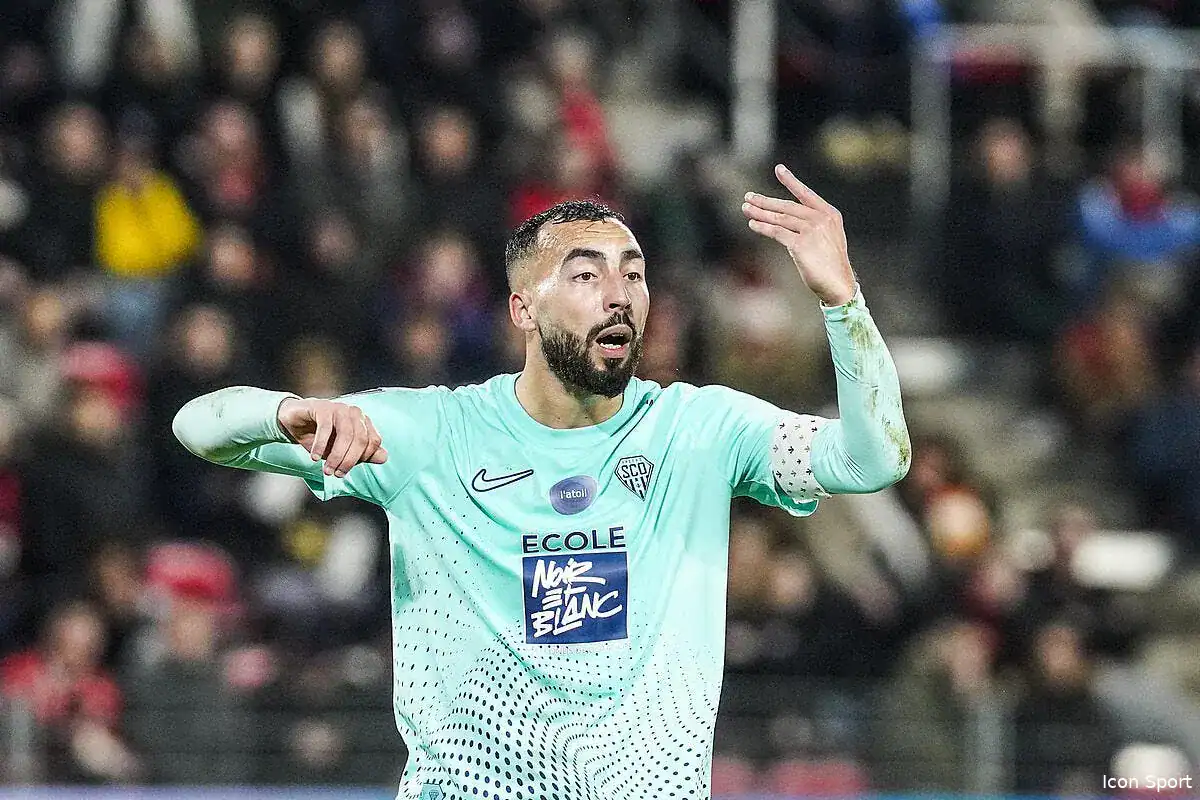 Joueur de football en pleine action sur le terrain.