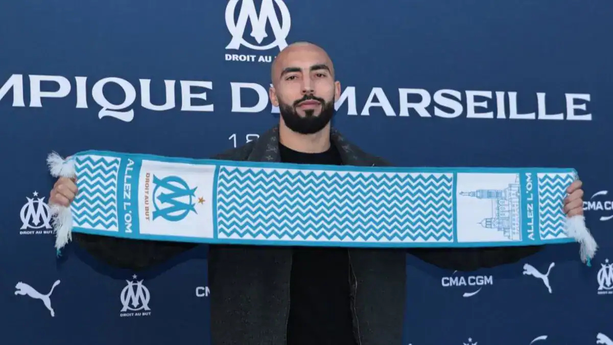 Arrivée d'un nouveau joueur à l'OM Nouveau joueur de l'Olympique de Marseille avec écharpe officielle.