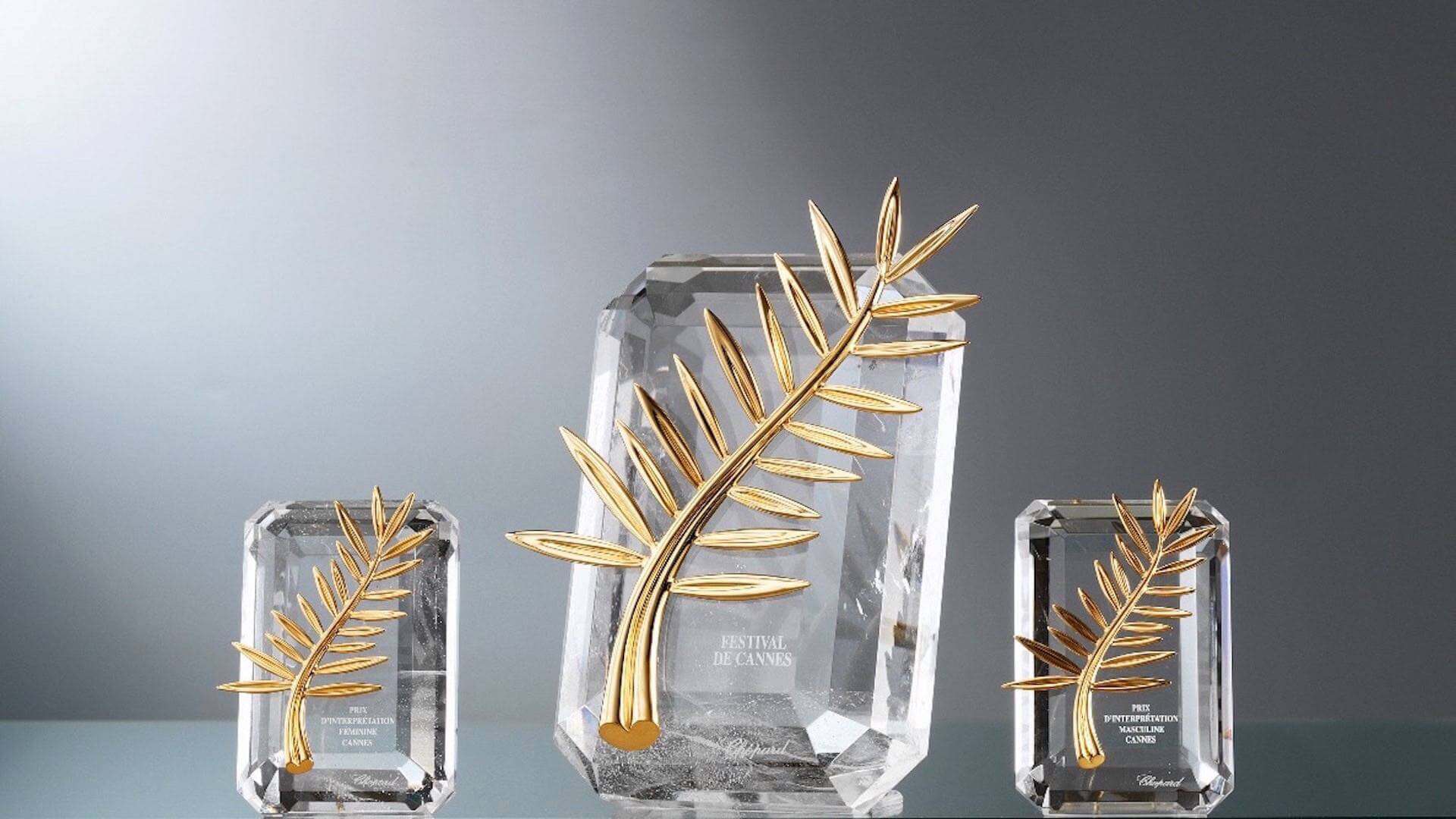 Scandale : déclaration choc d’un acteur égyptien sur la Palme d’or algérienne Trophée en verre avec décoration de feuille dorée pour cérémonie de prix.