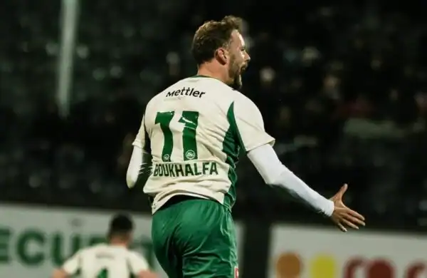 Découvrez l’incroyable talent méconnu de Carlo Boukhalfa en Algérie Carlo Boukhalfa célèbre après un but lors d'un match en Algérie.