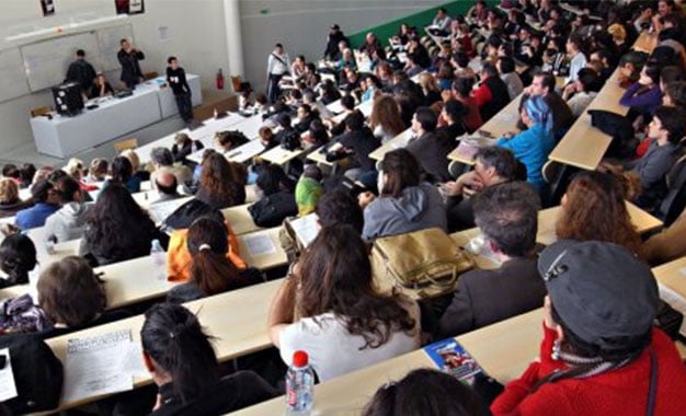 Étudiants en classe universitaire, salle de cours en Tunisie.