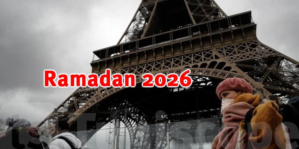Ramadan 2026 : découvrez une France imprévisible Vue de la Tour Eiffel avec ciel orageux et personnes en premier plan.