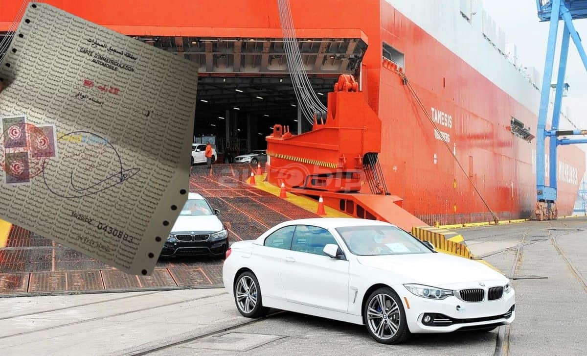Voiture blanche devant un navire de transport maritime en Algérie.
