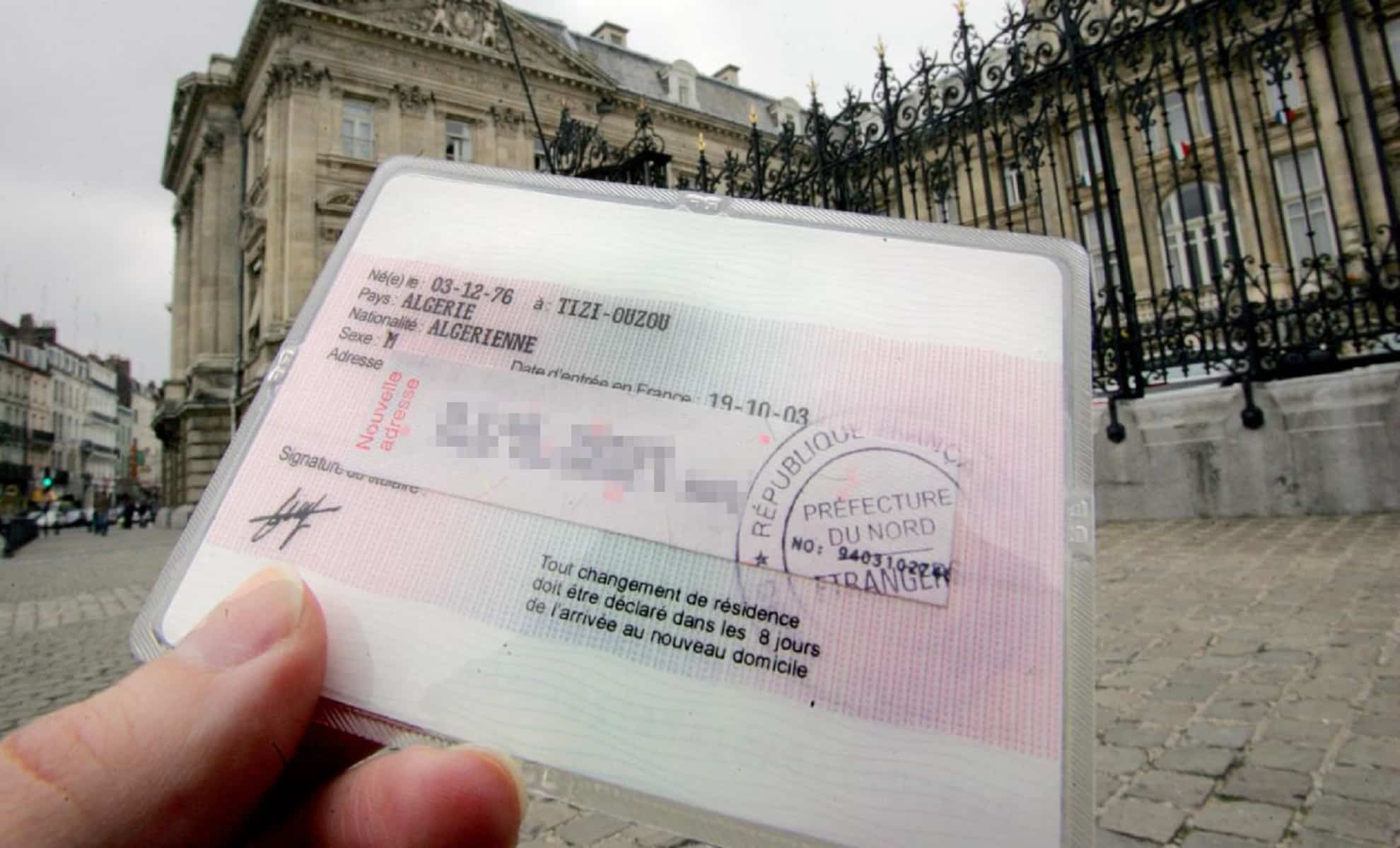 Titres de séjour : des tarifs qui suscitent l’indignation
