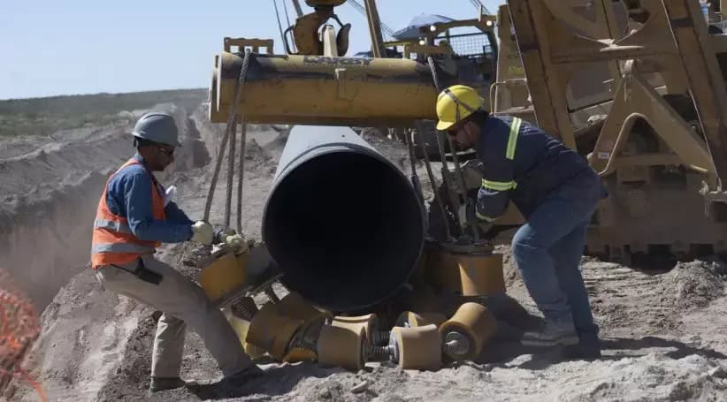 L'Union Européenne mise sur le projet Gazoduc TSGP Travailleurs installant un pipeline dans un chantier de construction.