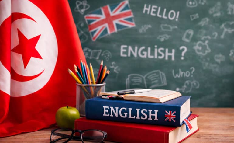 L'enseignement de l'anglais en Tunisie Cours d'anglais avec drapeau tunisien et tableau noir.