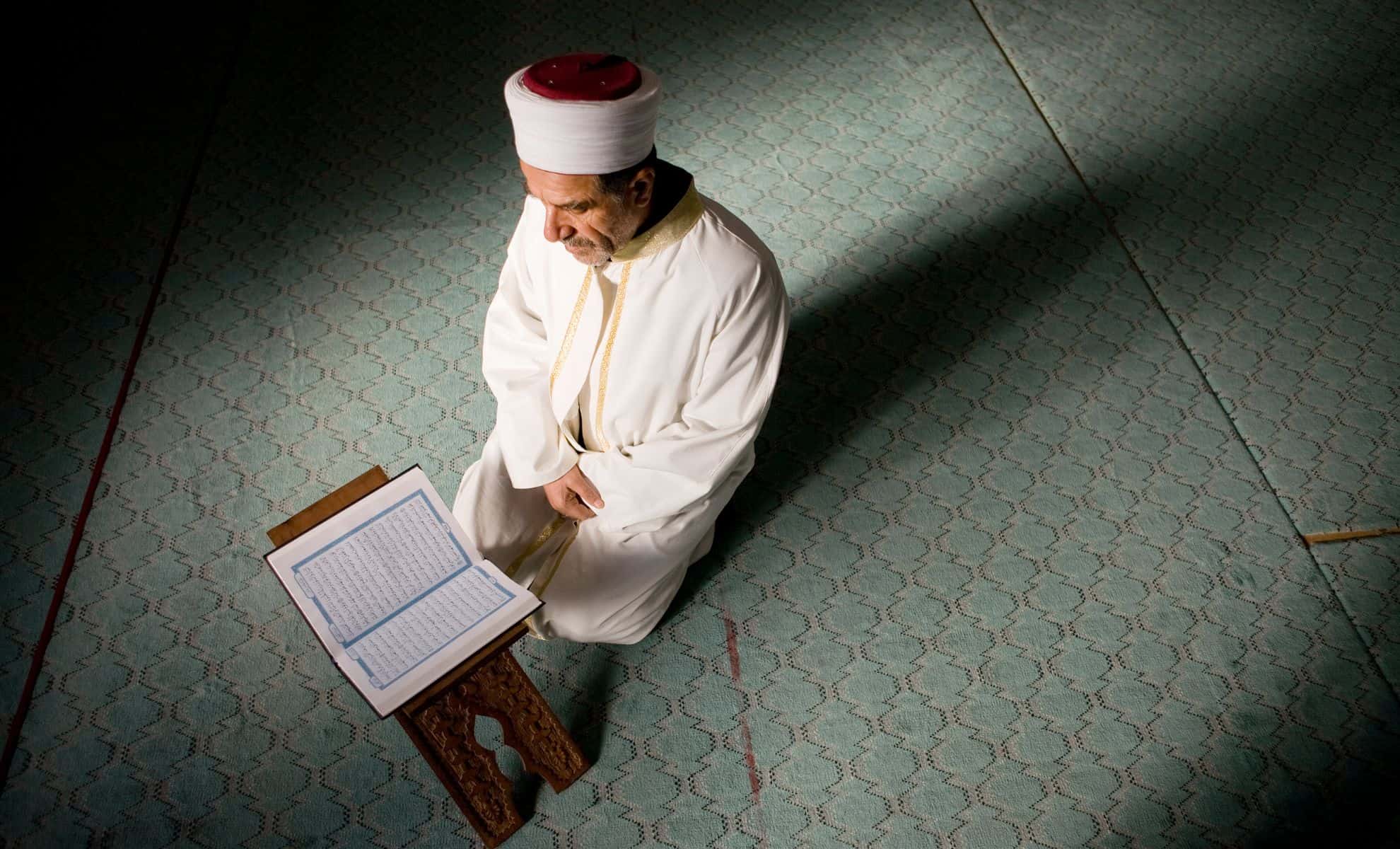 Ramadan 2026 : pourquoi les Algériens jeûneront plus longtemps Imam en prière avec le Coran pendant Ramadan en Algérie.