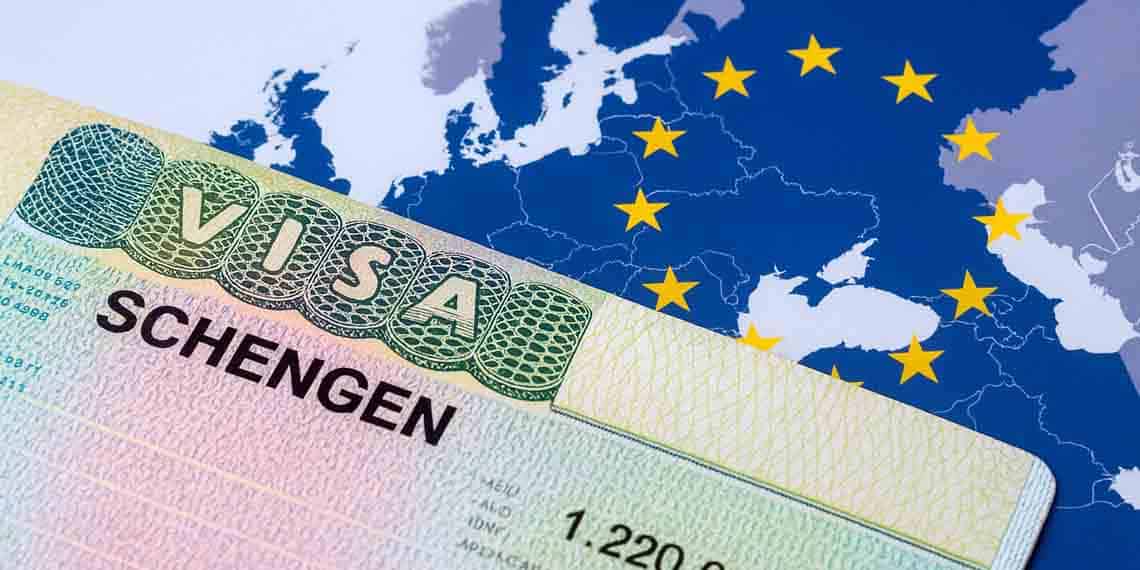 Nouvelle stratégie digitale : comment l’Europe réinvente le visa ? Carte Visa Schengen avec drapeau de l'Union Européenne.