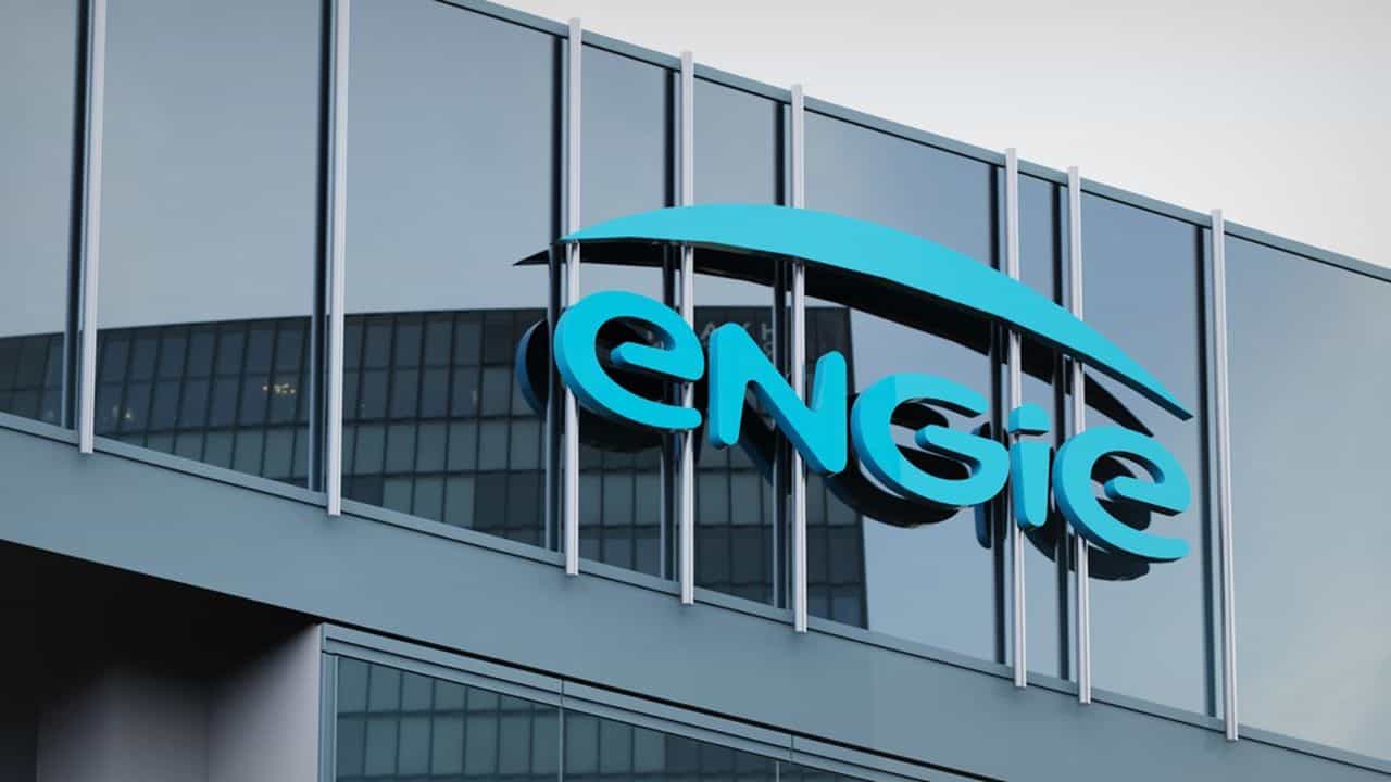 Engie : pourquoi se retire-t-il d’un projet en Algérie ? Logo d'Engie sur un bâtiment moderne en Algérie.