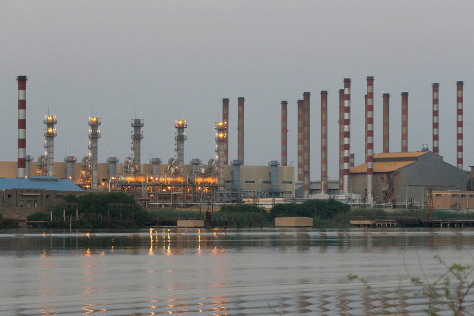 Usine pétrolière avec cheminées industrielles en Iran.