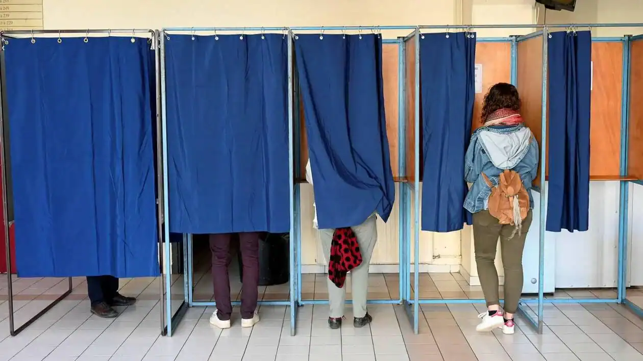 Sahara marocain : le vote d’Omar Hilale qui fragilise le Makhzen Votants dans des bureaux de vote lors des élections municipales.