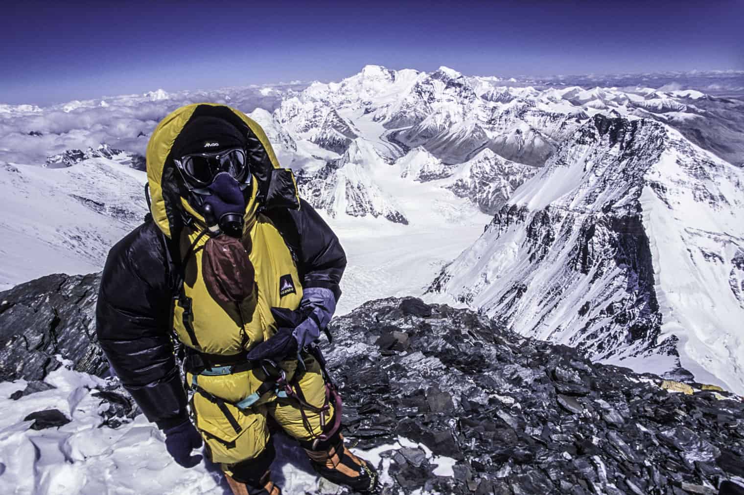 Un entrepreneur franco-algérien s’attaque à l’Everest ! Alpiniste en haute altitude avec vue sur l'Everest enneigé.