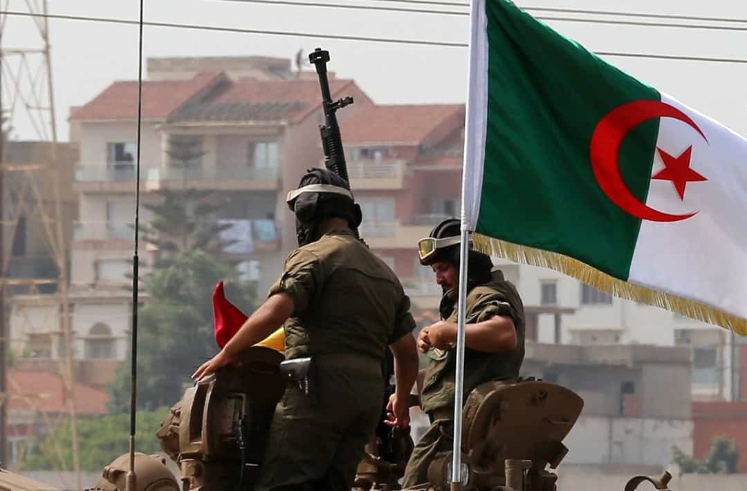 Algérie : la lutte anti-terroriste pendant le Ramadan révélée Soldats algériens avec drapeau national lors d'une opération militaire.