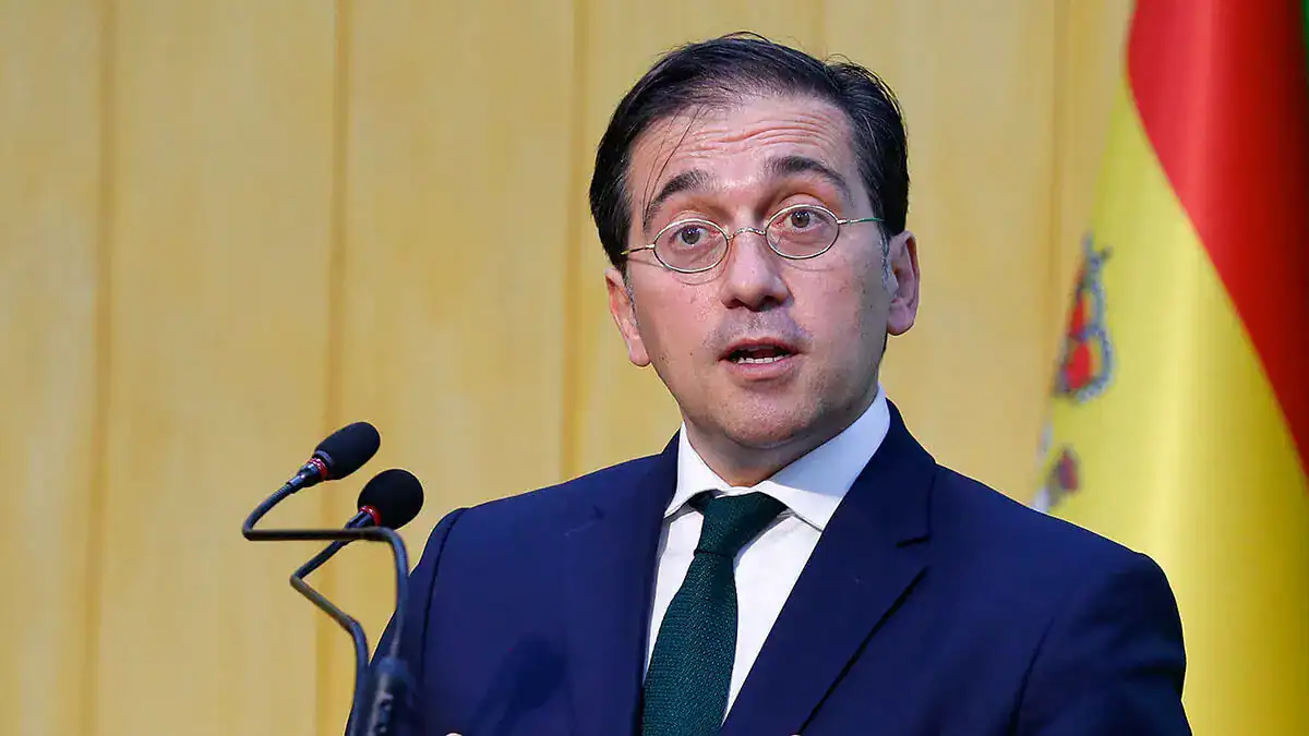Algérie – Espagne : un traité d’amitié renaît après quatre ans ! Homme politique en costume lors d'une conférence officielle.