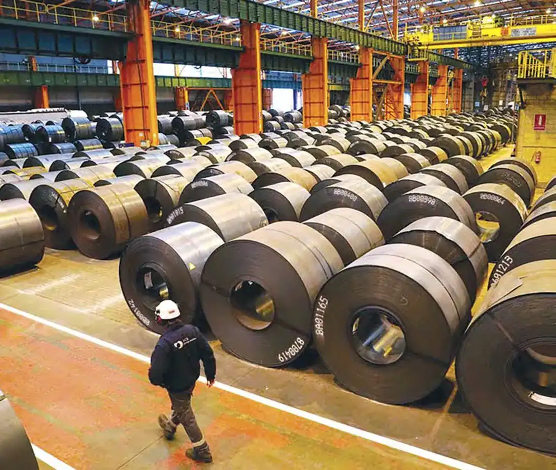 Acier d’Algérie : une décision américaine qui va tout changer ! Grandes bobines d'acier dans une usine de fabrication industrielle.
