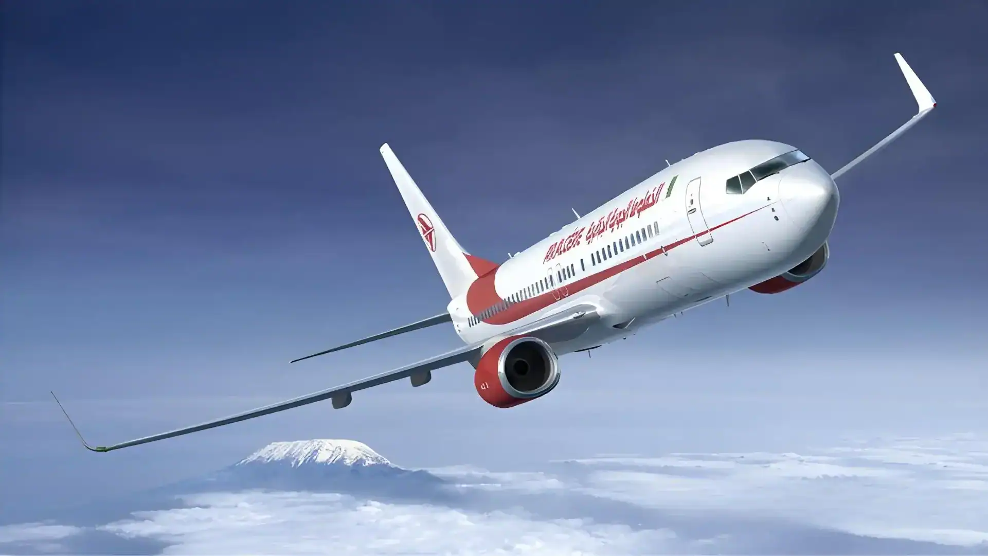 Découvrez le nouveau Airbus A330-900neo d’Air Algérie ! Avion d'Air Algérie survolant les nuages avec une montagne en arrière-plan.